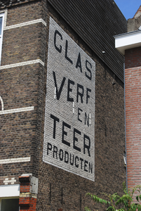 904327 Afbeelding van de muurreclame Glas Verf en Teer producten op de zijgevel van het pand Gansstraat 28 te ...